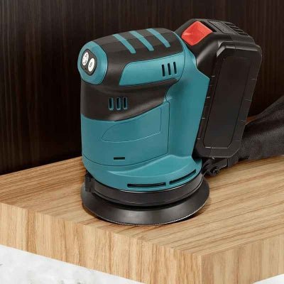 Ponceuse orbitale 18V sur une planche de bois