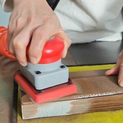 Ponceuse pneumatique carrée utilisée pour poncer une pièce en métal