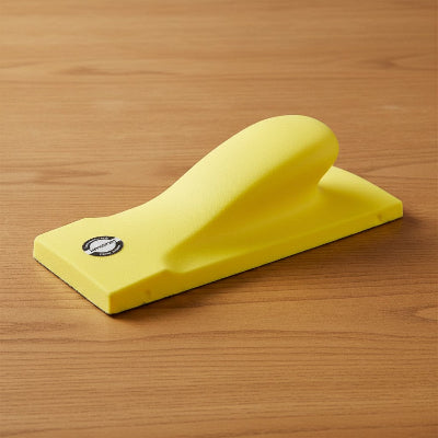 Ponceuse sans aspirateur sur fond bois clair