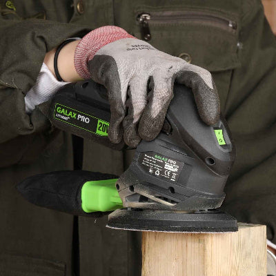 Ponceuse triangulaire sans fil utilisée pour poncer du bois brut