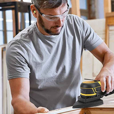 Ponceuses triangulaires utilisée pour le ponçage d'une pièce de bois