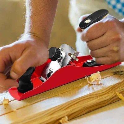 Rabot Précision Traditionnelle utilisée pour raboter une pièce de bois