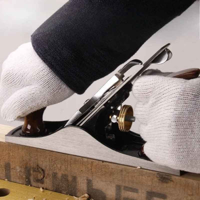 Rabot professionnel utilisé sur bloc de bois
