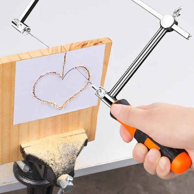 Scie à chantourner à main utilisée pour le travail artisanal du bois