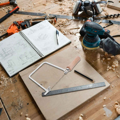Scie à chantourner main sur table travail avec autres outils
