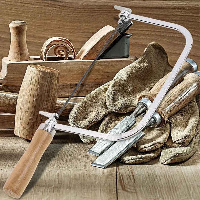 Scie à chantourner manuelle parmis d'autres outils traditionnels