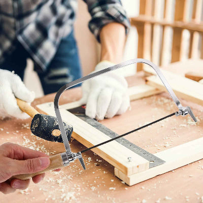Scie à chantourner professionnelle travailleurs  en atelier de menuiserie