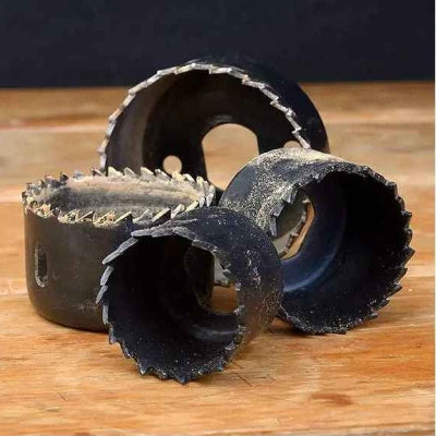 Scie à cloche noire sur table en bois