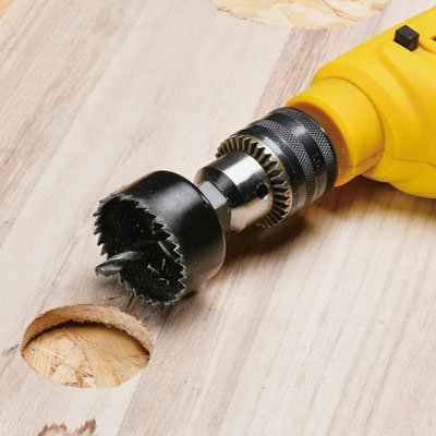 Scie cloche ayant percer un trou dans une planche de bois