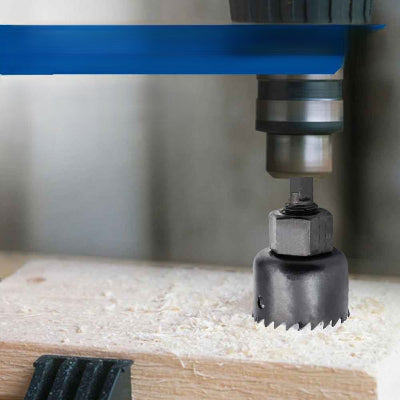 Scie cloche bois Carbon Master perçant dans le bois
