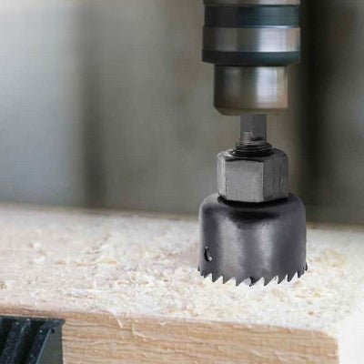 Scie cloche bois utilisée pour percer dans une pièce de placa-plâtre