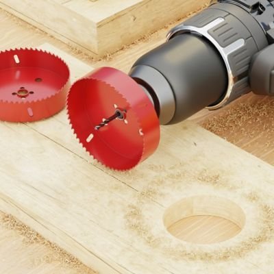 Scie cloche insttallée sur une peceuse visseuse