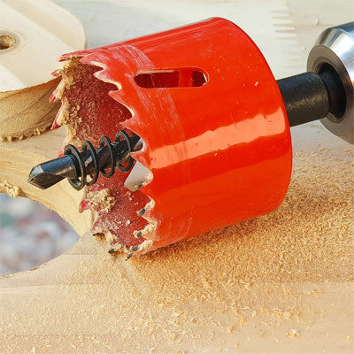 Scie cloche orange montrant la fente pour l'évacation des copeaux
