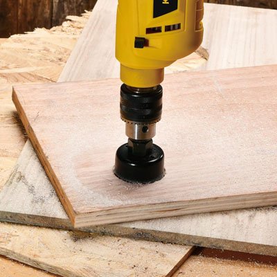 Scie cloche percant dans une planche de bois