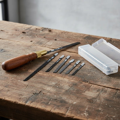 Scie de précision bois sur table d'atelier
