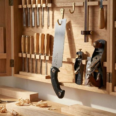 Scie de précision japonaise accrochée au dessus d'un établi