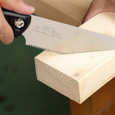 Scie de précision japonaise utilisée pour couper à angle dans pièce de bois