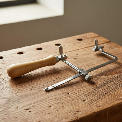 Scie de précision bois sur table d'artisan