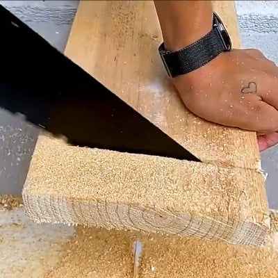 Scie egoine a bois uitilisée pour couper une planche