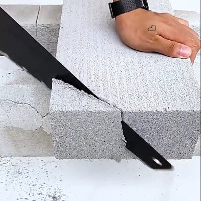 Scie egoine a bois  utilisée pour scier du styromousse