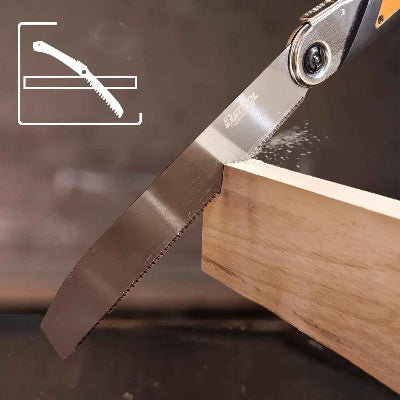 Scie japonaise de style kataba utilisée pour couper une planche de bois