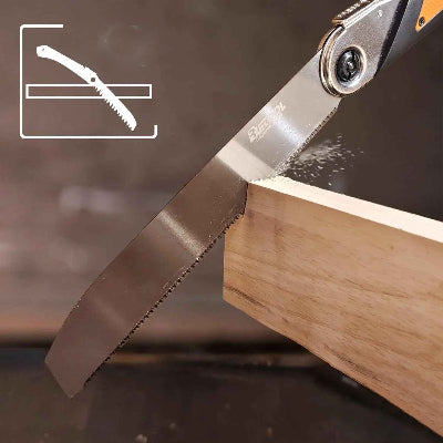 Scie japonaise de style kataba utilisée pour couper une planche de bois