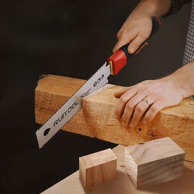 Scie japonaise de type ryoba utilisée pour scier une poutre de bois