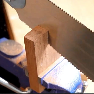 Scie japonaise haut de gamme utilisée pour coupe de tenon
