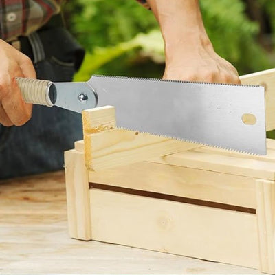 Scie japonaise ryoba et un homme coupant dans un planche de bois