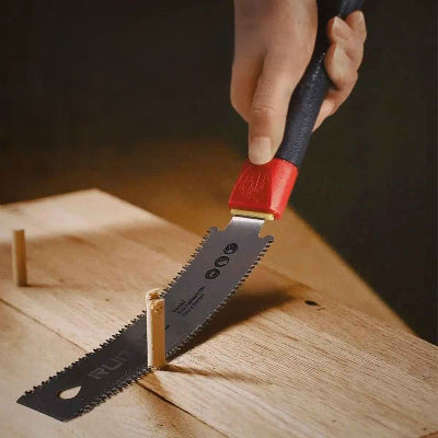 Scie japonaise utilisée pour performer une coupe à plat