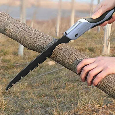 Scie Jardinature utilisée pour couper une branche d'arbre
