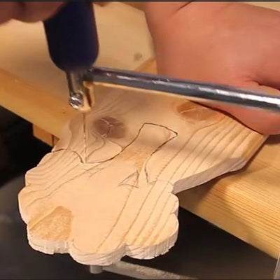 Scie manuelle à chantourner découpe d'un dessin bois
