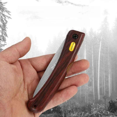 Scie pliante compacte tenant dans une main