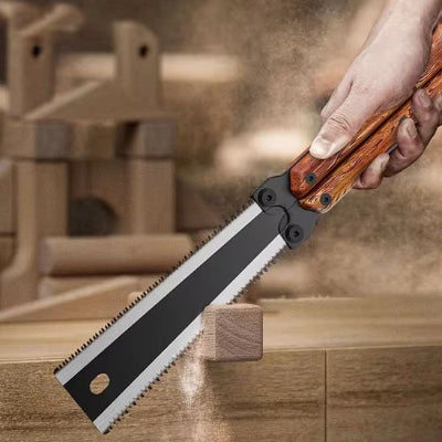 Scie pliante utilisée pour couper une pièce de bois carrée