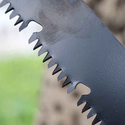 Scie pliante vue des dents de la lame