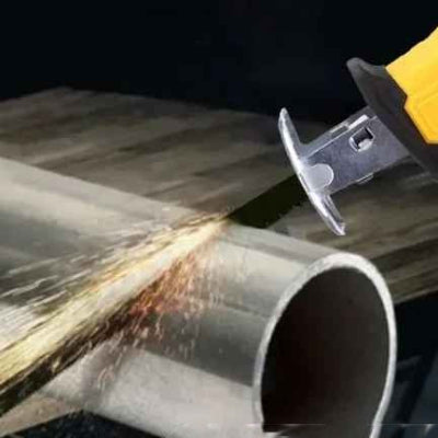 Scie sabre utilisée pour couper un tuyay de métal