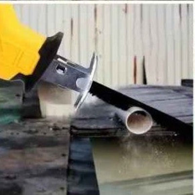 Scie sabre utilisée pour couper une un tuyau de PVC