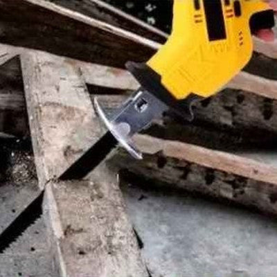 Scie sabre utilisée pour couper une vieille structure en bois