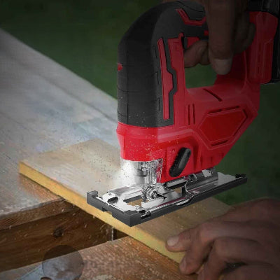 Scie sauteuse 18V utilisée pour couper une planche de bois
