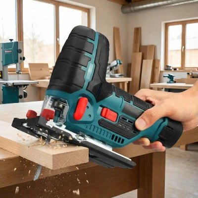 Scie sauteuse utilisée en atelier de menuiserie