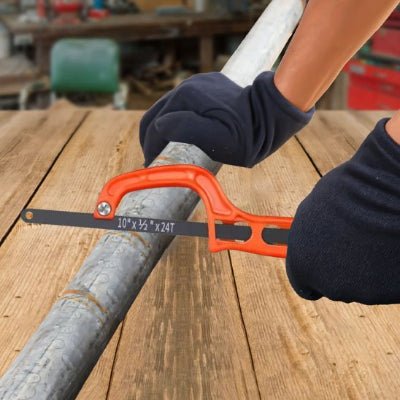 Scie  Ultra Précision pour couper un tuyau de métal