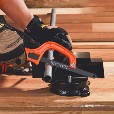 Scie utilisée pour couper des tuyaux en PVC