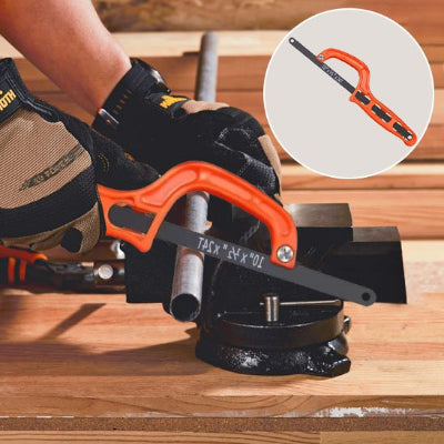 Scie utilisée pour couper un tuyau de métal