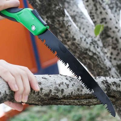 Scies à élaguer pliante utilisée pour couper une petite branche d'arbre