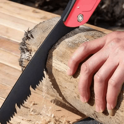 Scies à élaguer pliantes utilisées pour couper une buche