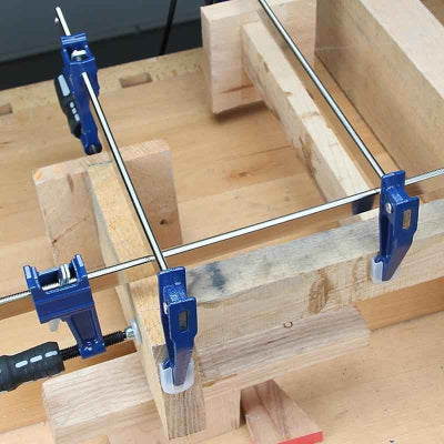 Serre joint bleu fixant pièces bois