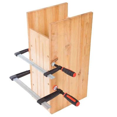 Serre joint menuisier serrant les pièces d'une étagère