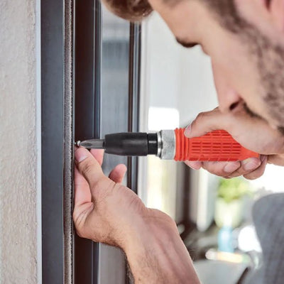 Tournevis a frapper pour visser dans le métal