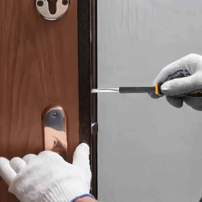 Tournevis multifonction utilisée pour visser dans une porte