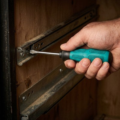 Tournevis utilisation raille cabinet
